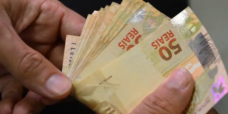 O estado onde o governo dá R$ 300 a mais para quem ganha Bolsa Família