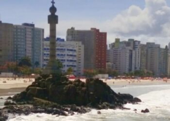 Destino badalado do litoral brasileiro vê mar avançar quase 2 metros por ano e assusta a população