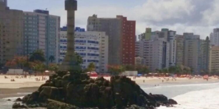 Destino badalado do litoral brasileiro vê mar avançar quase 2 metros por ano e assusta a população