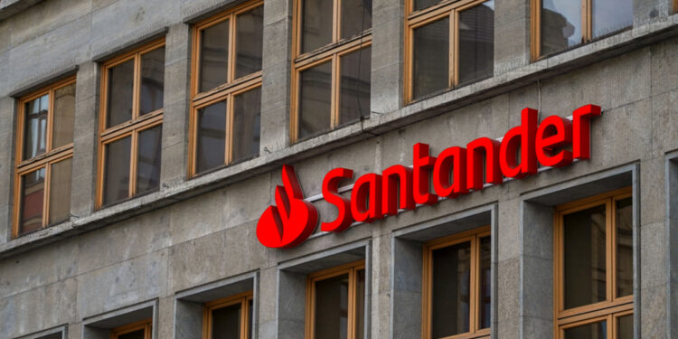 Santander avisa clientes que está de mudança no Brasil