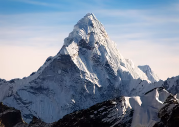Cientistas quebram a cabeça para desvendar o mistério da imponente montanha que não para de crescer