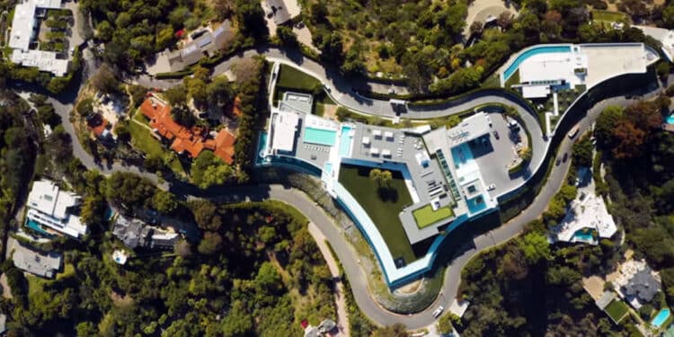 Mansão mais cara do país é colocada à venda por R$ 2 bilhões: são 39 banheiros e 3 piscinas