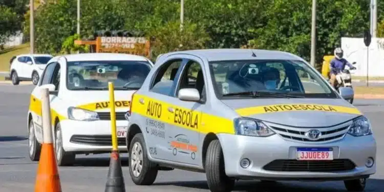 Câmbio automático vira regra obrigatória em prova para tirar CNH em 2026