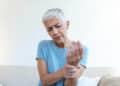 O que é sarcopenia e como idosos podem prevenir para não comprometer a saúde