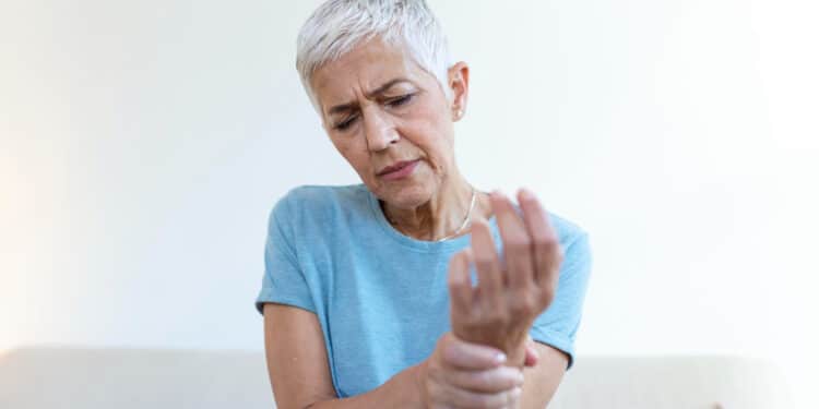 O que é sarcopenia e como idosos podem prevenir para não comprometer a saúde