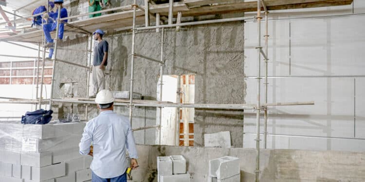 Material 15 vezes mais isolante que o concreto volta a ser usado na construção após quase 100 anos