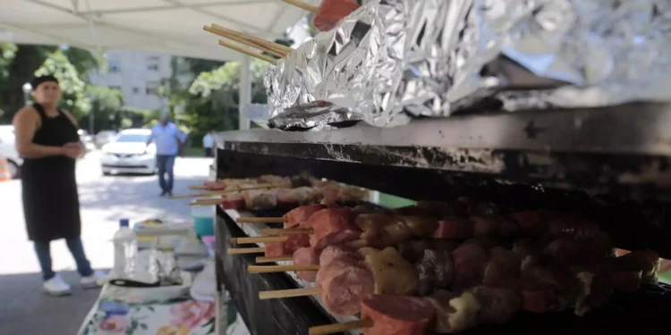 Quanto custa montar um carrinho para vender churrasquinho no Brasil em 2026
