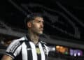 Substituto de Alexander Barboza deve chegar no Botafogo diretamente da Europa