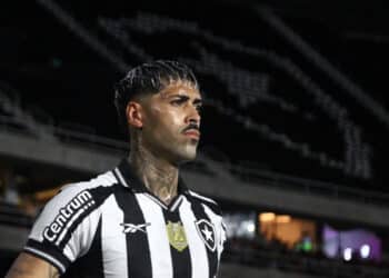 Substituto de Alexander Barboza deve chegar no Botafogo diretamente da Europa