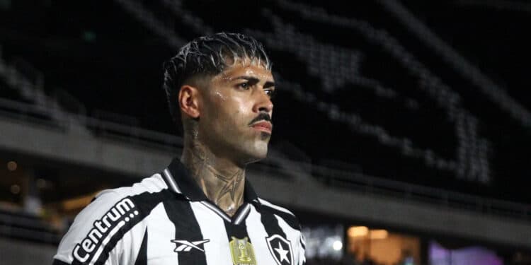 Substituto de Alexander Barboza deve chegar no Botafogo diretamente da Europa