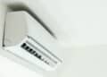 Ar-condicionado no quente consome menos energia que a função de gelar?