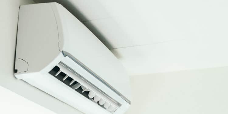 Ar-condicionado no quente consome menos energia que a função de gelar?