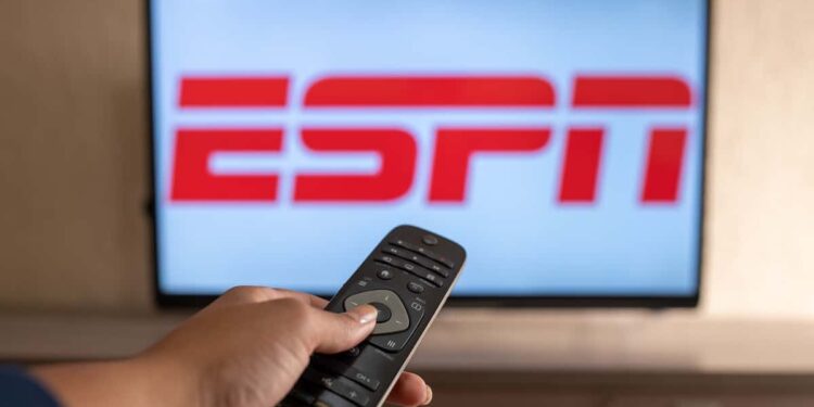 Narrador sai da ESPN após 14 anos para narrar a Copa do Mundo na CazéTV