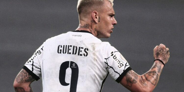 Enquanto Yuri Alberto ganha R$ 1,7 milhão no Corinthians, salário de Róger Guedes no Catar é muito maior