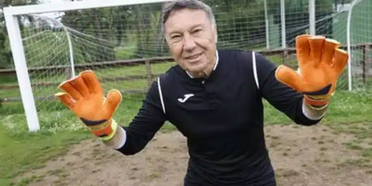 Clube da 5ª divisão usa goleiro de 70 anos como titular
