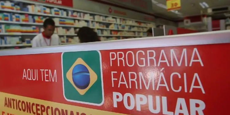 Idosos podem mandar outra pessoa no lugar para pegar remédios na Farmácia Popular?