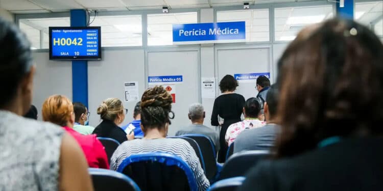 Aposentados e pensionistas do INSS poderão realizar saque de até R$ 4,2 mil em maio