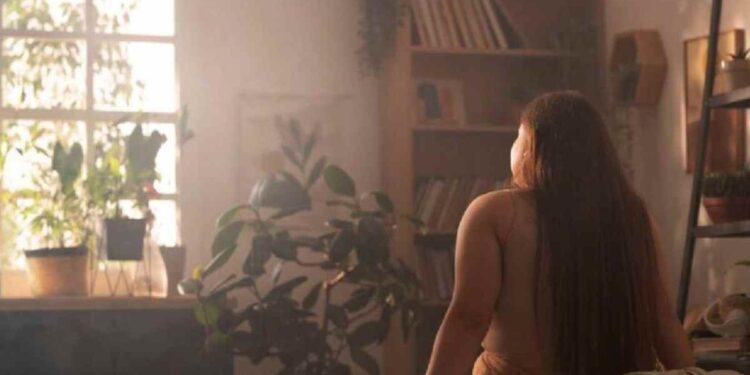 Multa pesada pode ser aplicada a quem anda sem roupas dentro do apartamento no Brasil