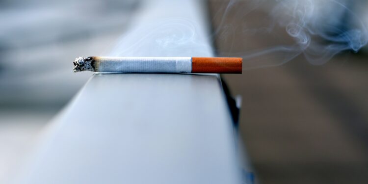 Enquanto Reino Unido vai banir a venda de cigarros, Brasil projeta mudança drástica até 2030