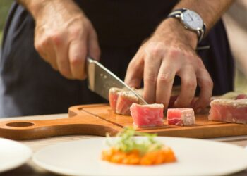 Pouca gente sabe a verdadeira função do furo na tábua de cortar alimentos