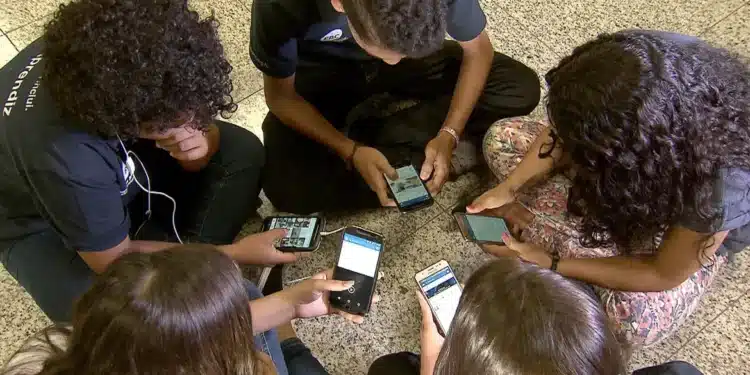 Como limitar o download de aplicativos por crianças em celulares Android
