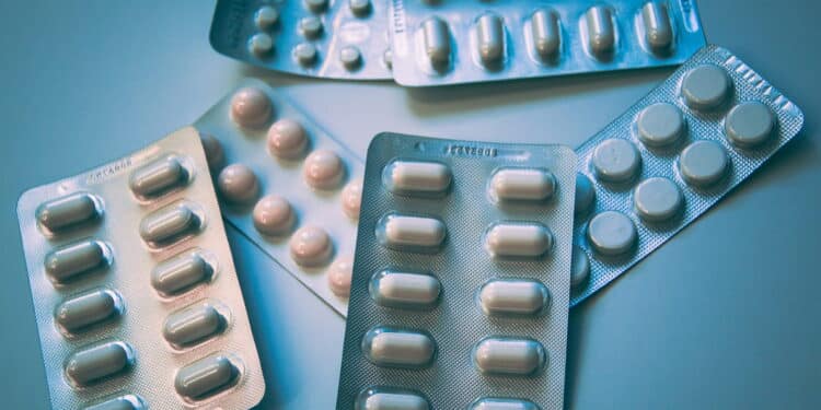 Novo medicamento dispensa implante para reverter a calvície