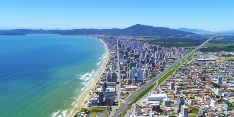 Cidade com o 2º m² mais caro do Brasil vai alargar a faixa de areia em até 60 metros