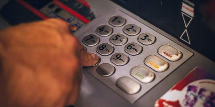 Bancos aceitam abrir conta quando já está devendo para outra instituição?