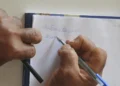 Pessoas que escrevem à mão possuem característica superior àquelas que usam dispositivos digitais