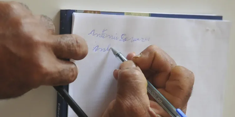 Pessoas que escrevem à mão possuem característica superior àquelas que usam dispositivos digitais