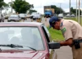 Quem for flagrado dirigindo e comendo lanche vai levar multa e pontos na CNH