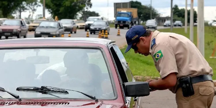 Quem for flagrado dirigindo e comendo lanche vai levar multa e pontos na CNH