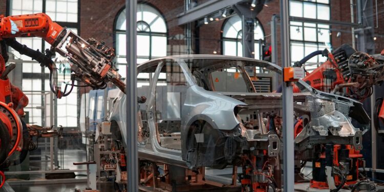 Montadora que encerrou produção no Brasil está criando carro que desvia de batidas sozinho