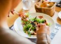Nutricionistas ensinam técnica de 2 minutos para evitar doces depois do almoço