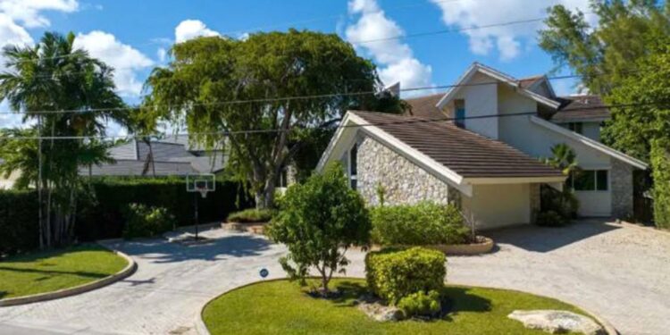 Aos 45 anos, modelo brasileira derruba mansão de R$ 73 milhões só para ampliar sua casa