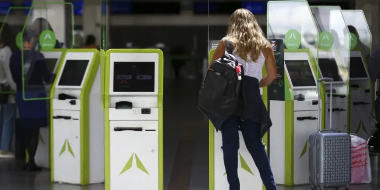 Enquanto idosos viajam sem pagar, outro grupo de brasileiros ganha desconto de 50% nas passagens