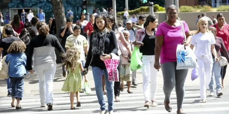 Mulheres têm direito a benefício de R$ 500 por 6 meses no Brasil