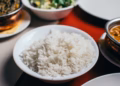 Chefs concordam que arroz branco não se faz apenas com água e outros 3 ingredientes devem ser adicionados