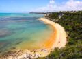 Destino paradisíaco com vida noturna agitada tem a 6ª melhor praia do Brasil