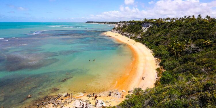 Destino paradisíaco com vida noturna agitada tem a 6ª melhor praia do Brasil