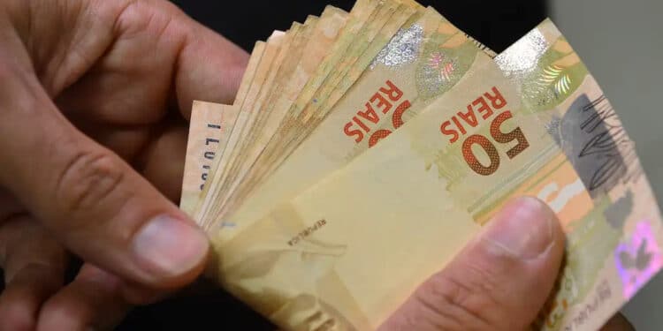 Bolsa Família vai chegar passando dos R$ 900 para beneficiários em maio