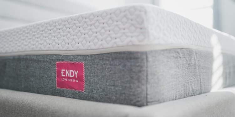 Cama box dando adeus: nova tendência chega para dominar os quartos com mais elegância
