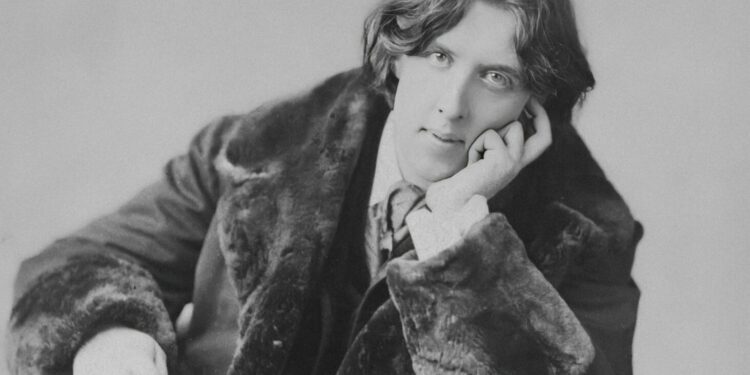O poeta irlandês Oscar Wilde citou: “Um homem pode ser feliz com qualquer mulher, contanto que não a ame”