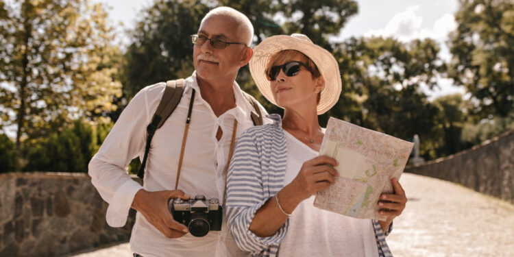 Procedimento simples garante a idosos o direito de viajar de graça