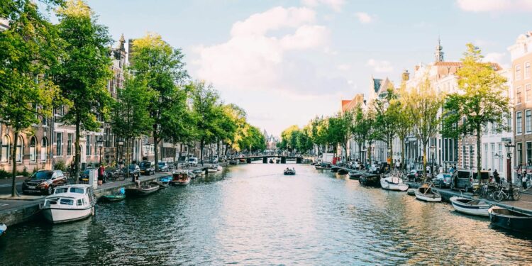 ‘Amsterdã brasileira’ é conhecida como um ótimo refúgio para os idosos