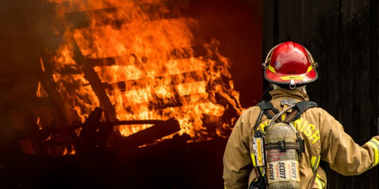 Novo concurso de bombeiros com 172 vagas paga salários de até R$ 11,5 mil