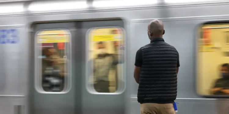 Quem tem mais de 65 anos de idade tem direito à gratuidade no metrô?