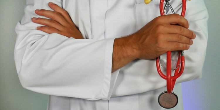 Médicos alertam para 7 sinais que idosos com ossos trincados não devem ignorar