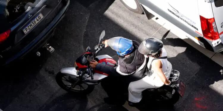 Motociclistas que trabalham como CLT estão recebendo adicional de 30% sobre o salário