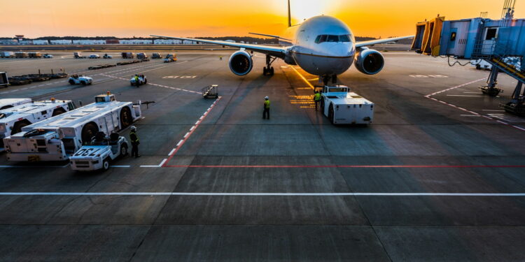 O direito especial que idosos têm ao entrar em aeroportos e aviões